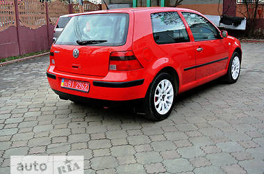 Хэтчбек Volkswagen Golf 2000 в 