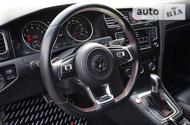 Хетчбек Volkswagen Golf 2016 в 