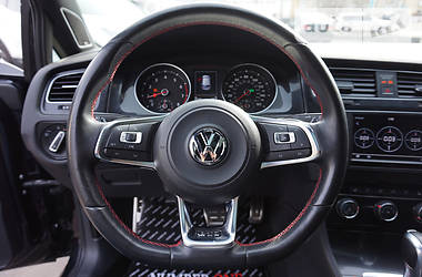 Хетчбек Volkswagen Golf 2016 в 