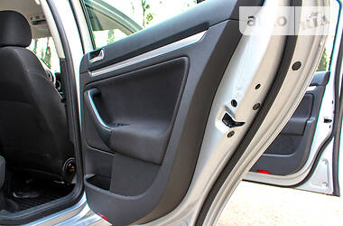 Універсал Volkswagen Golf 2012 в 