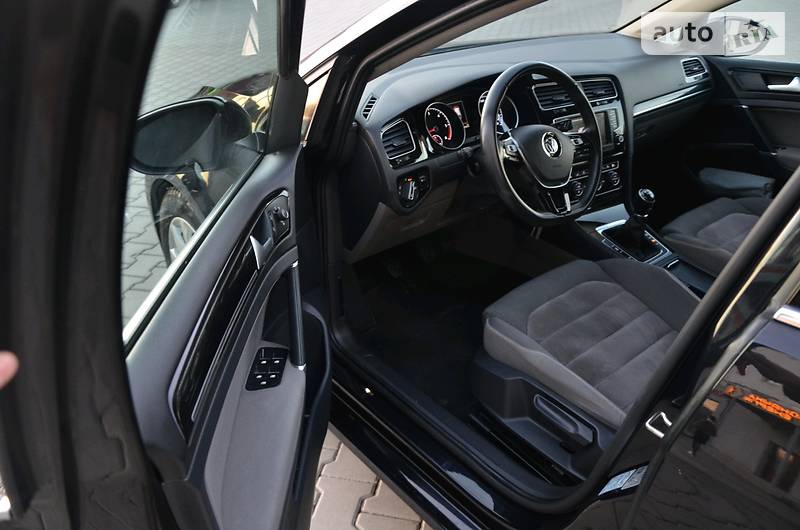 Універсал Volkswagen Golf 2016 в Чернівцях