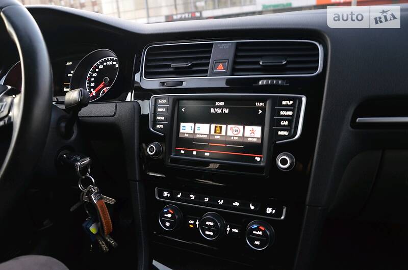 Універсал Volkswagen Golf 2016 в Чернівцях