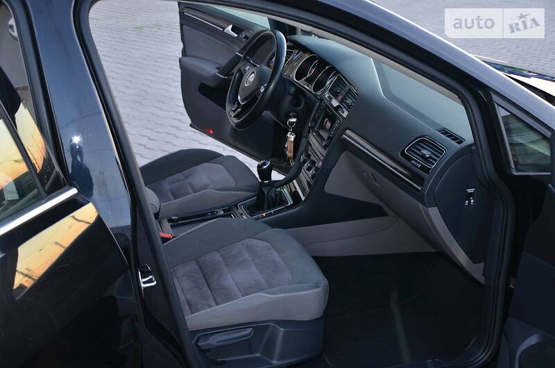 Універсал Volkswagen Golf 2016 в Чернівцях