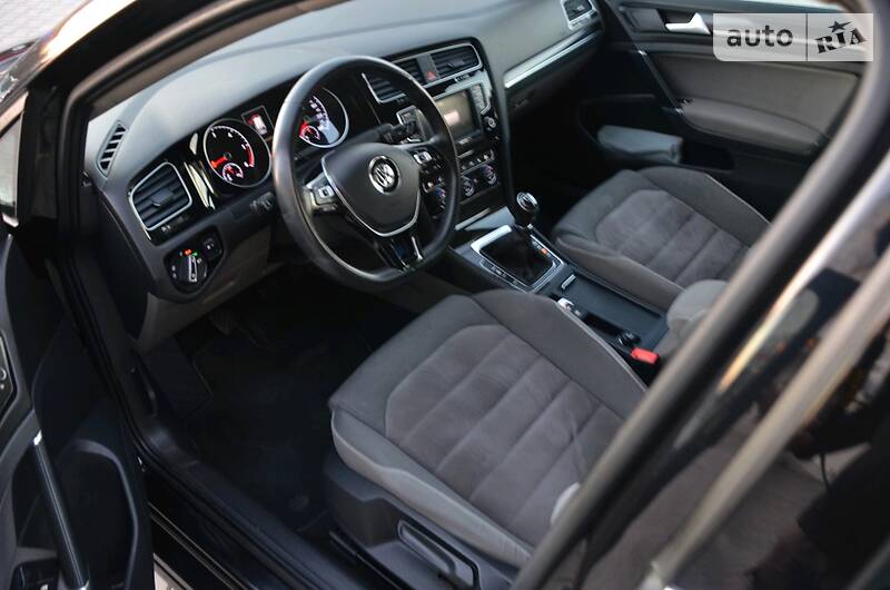 Універсал Volkswagen Golf 2016 в Чернівцях