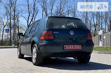 Хетчбек Volkswagen Golf 2002 в 