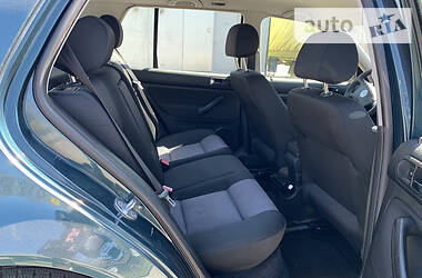 Хетчбек Volkswagen Golf 2002 в 