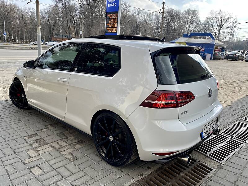 Хетчбек Volkswagen Golf 2014 в Дніпрі