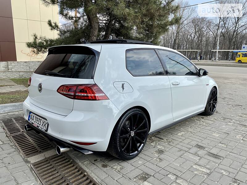 Хетчбек Volkswagen Golf 2014 в Дніпрі