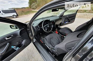 Хетчбек Volkswagen Golf 1999 в 