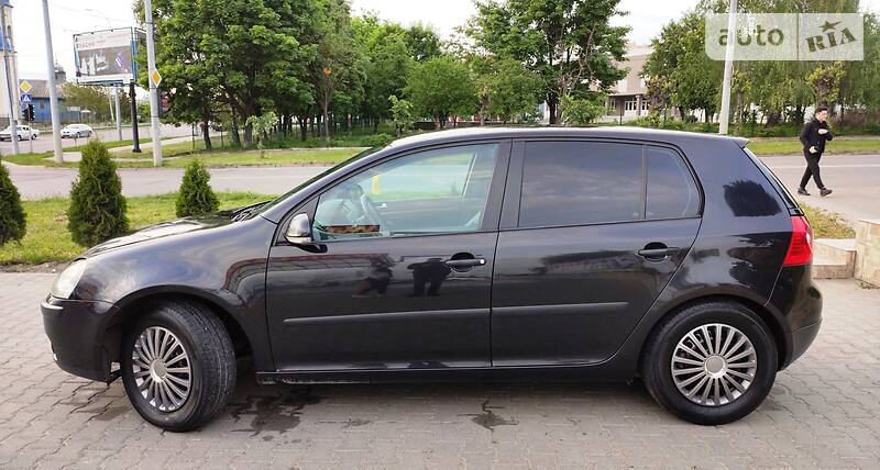 Хетчбек Volkswagen Golf 2004 в Чернівцях