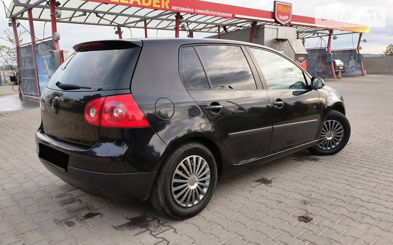 Хетчбек Volkswagen Golf 2004 в Чернівцях