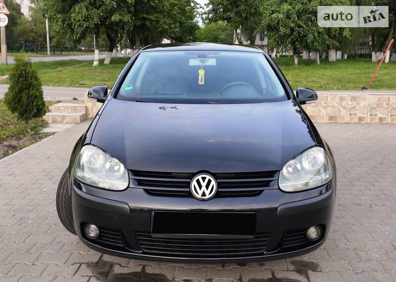 Хетчбек Volkswagen Golf 2004 в Чернівцях