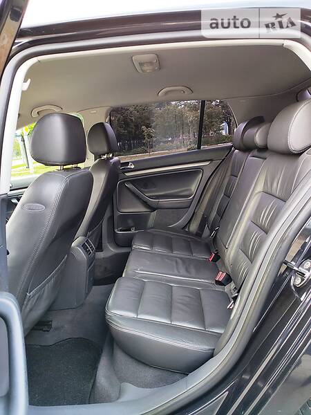 Хетчбек Volkswagen Golf 2004 в Чернівцях