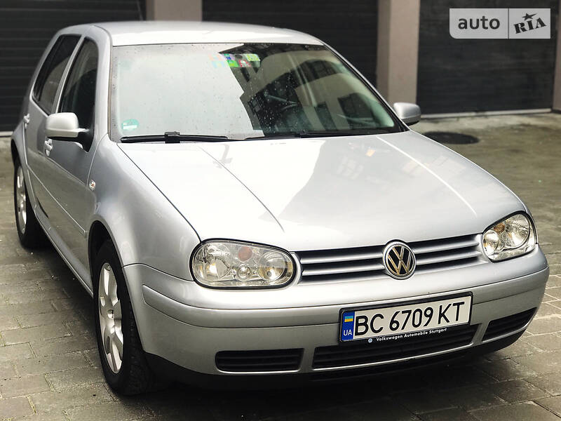 Хетчбек Volkswagen Golf 2003 в Стрию