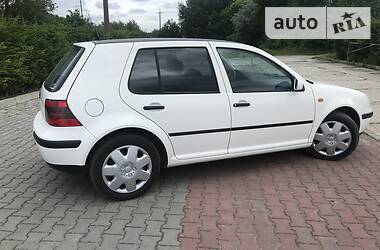 Хетчбек Volkswagen Golf 2001 в 