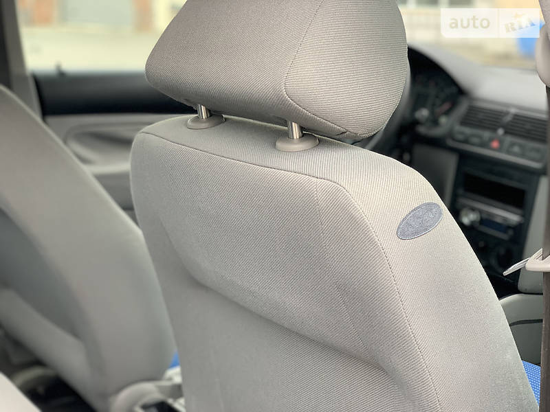 Хетчбек Volkswagen Golf 2001 в Старокостянтинові