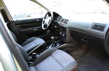 Хетчбек Volkswagen Golf 2001 в 