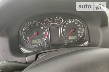 Хетчбек Volkswagen Golf 2003 в 