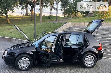 Хетчбек Volkswagen Golf 2001 в 