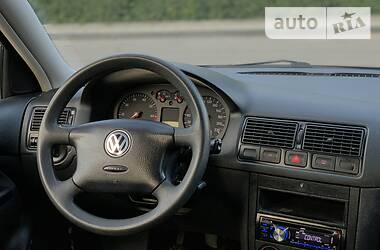 Хетчбек Volkswagen Golf 2001 в 