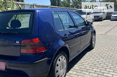 Хетчбек Volkswagen Golf 2001 в 