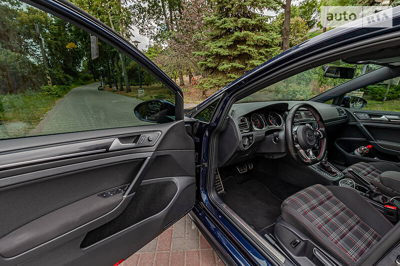 Хетчбек Volkswagen Golf 2017 в Києві