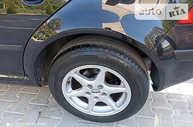 Хетчбек Volkswagen Golf 2001 в 