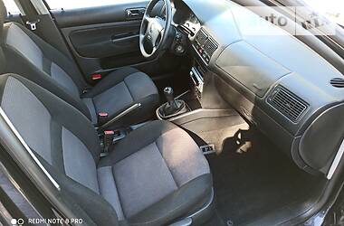 Хетчбек Volkswagen Golf 2001 в 