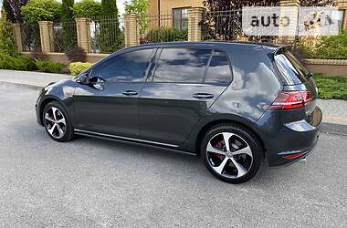 Хетчбек Volkswagen Golf 2014 в 