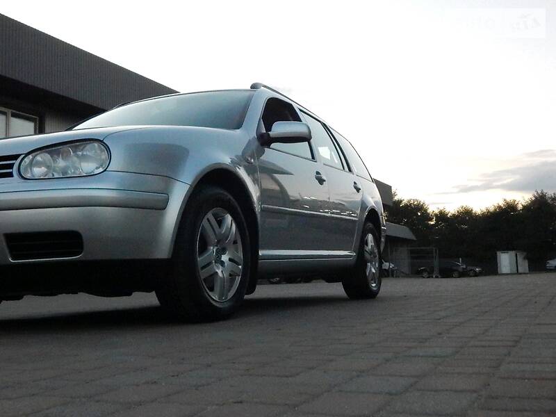 Універсал Volkswagen Golf 2002 в Сарнах