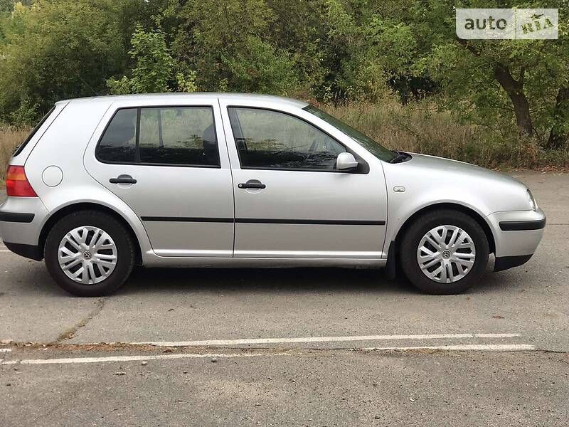 Хетчбек Volkswagen Golf 2001 в Сумах