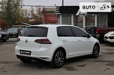 Хэтчбек Volkswagen Golf 2015 в 