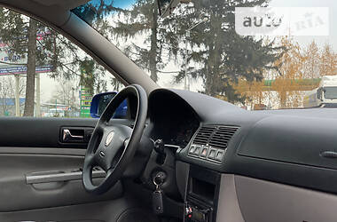 Хетчбек Volkswagen Golf 2001 в 