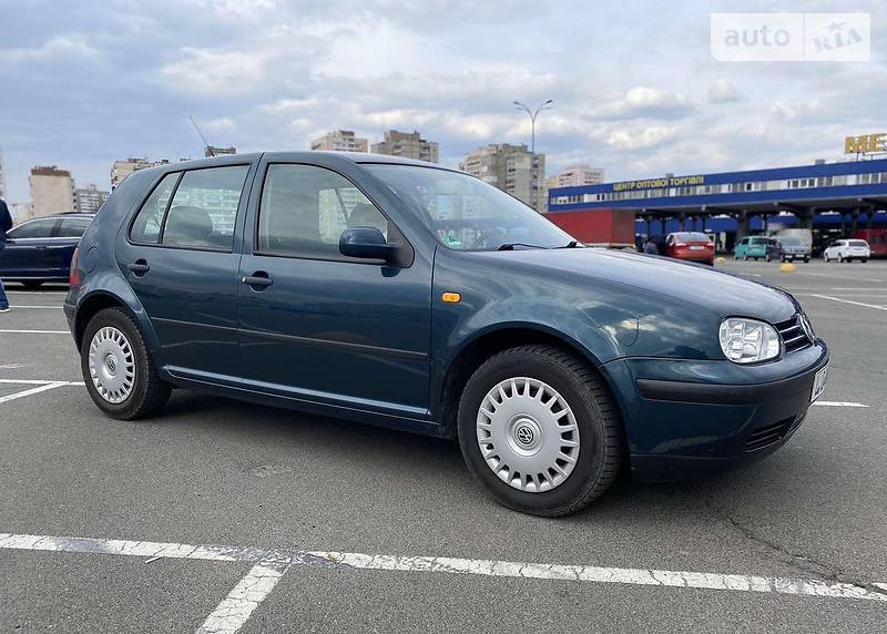 Хэтчбек Volkswagen Golf 2002 в Киеве