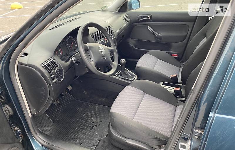 Хэтчбек Volkswagen Golf 2002 в Киеве