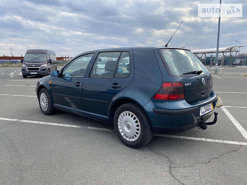 Хэтчбек Volkswagen Golf 2002 в Киеве