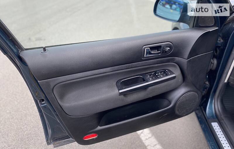 Хэтчбек Volkswagen Golf 2002 в Киеве