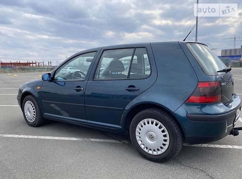 Хэтчбек Volkswagen Golf 2002 в Киеве