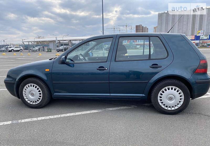 Хэтчбек Volkswagen Golf 2002 в Киеве