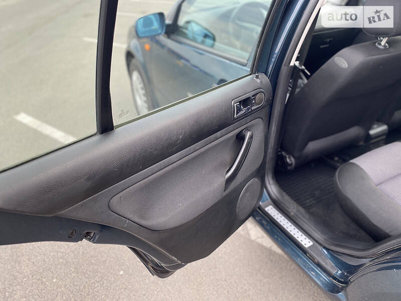 Хэтчбек Volkswagen Golf 2002 в Киеве