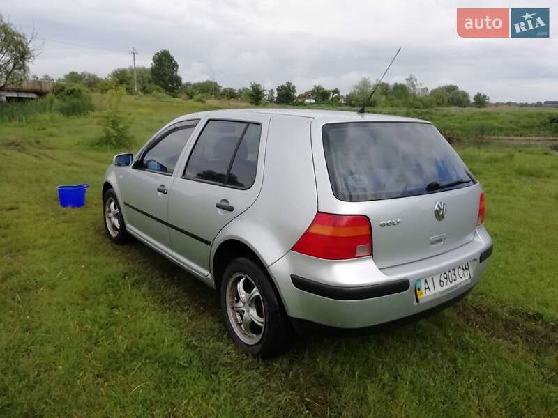 Хэтчбек Volkswagen Golf 2003 в 