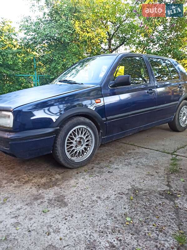 Хетчбек Volkswagen Golf 1995 в Городку