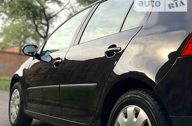Хэтчбек Volkswagen Golf 2004 в 