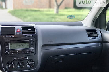 Хэтчбек Volkswagen Golf 2004 в 