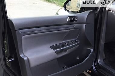 Хэтчбек Volkswagen Golf 2004 в 