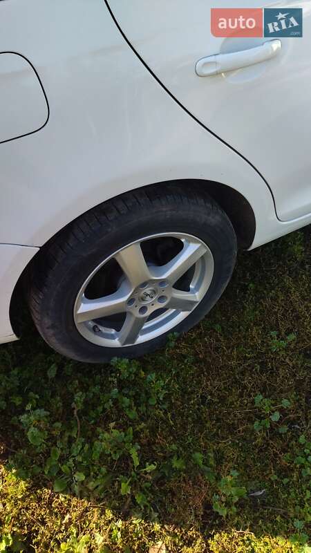 Универсал Volkswagen Golf 2012 в Глухове