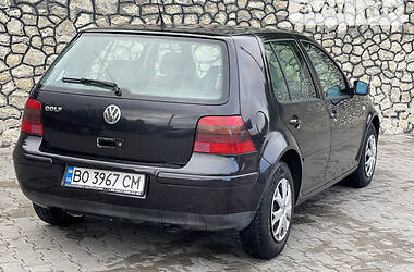Хетчбек Volkswagen Golf 2000 в 