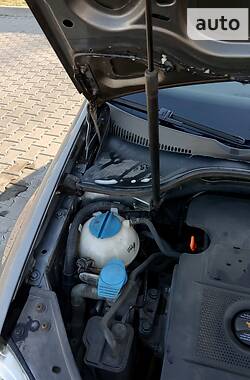 Хэтчбек Volkswagen Golf 2004 в 
