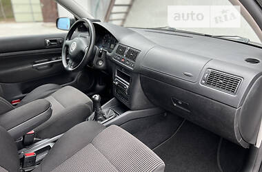 Хэтчбек Volkswagen Golf 2001 в 