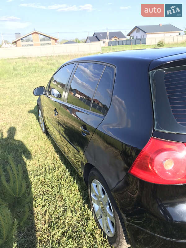 Хетчбек Volkswagen Golf 2004 в Києві